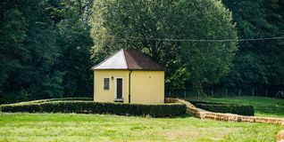 Drei Löschfahrzeuge der Feuerwehr füllten nach dem Ausfall der privaten Quelle die Zisterne am Schloss.